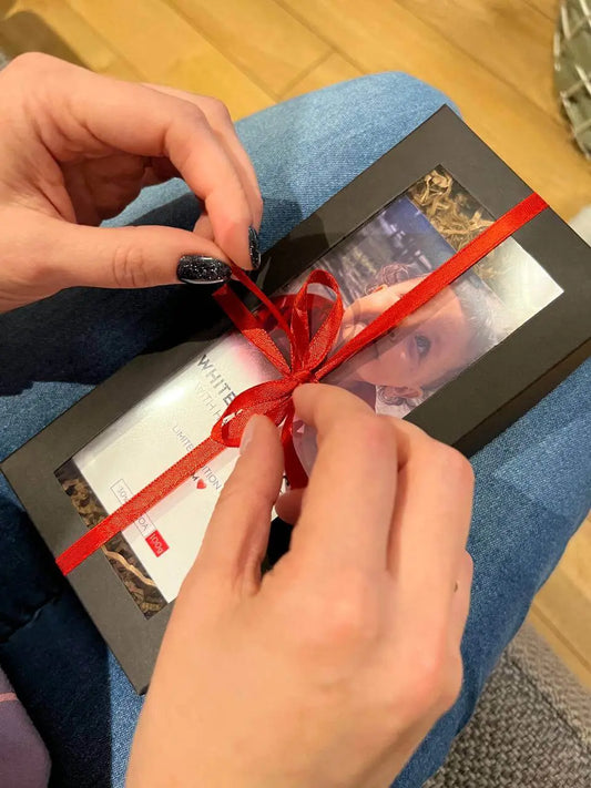 Šokoladino standartinis dovanų dėžutės įpakavimas - Įpakavimas - gift wrapping, hidden, Not-on-sale - Dovanos išpakavimas yra brangus momentas, todėl siūlome jums pakavimo paslaugą! Sutaupykite laiko ir leiskite supakuoti jūsų užsakymą už jus! 👌