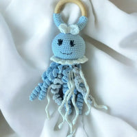 Nerti rankų darbo žaislai – barškučiai ir kramtukai vaikams - Kramtukai & Barškučiai - Balta, Barškučiai, Gimtadienis, Kalėdos ir Naujieji metai, Kramtukai, Kūdikiams, Kūdikis, Mėlyna, Not-on-sale - Megzti, nerti ir mediniai žaislai turi ypatingos energij