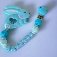 Vardinis Čiulptuko laikiklis su kramtuku - Vardinis - Gimtadienis, Kalėdos ir Naujieji metai, Kramtukai, Kūdikiams, Kūdikis, Not-on-sale, Vardas - Čiulptuko laikiklis su kramtuku. Silikoninis kramtukas – puikus žaislas kūdikiui, kuris ne tik užima mažylį,