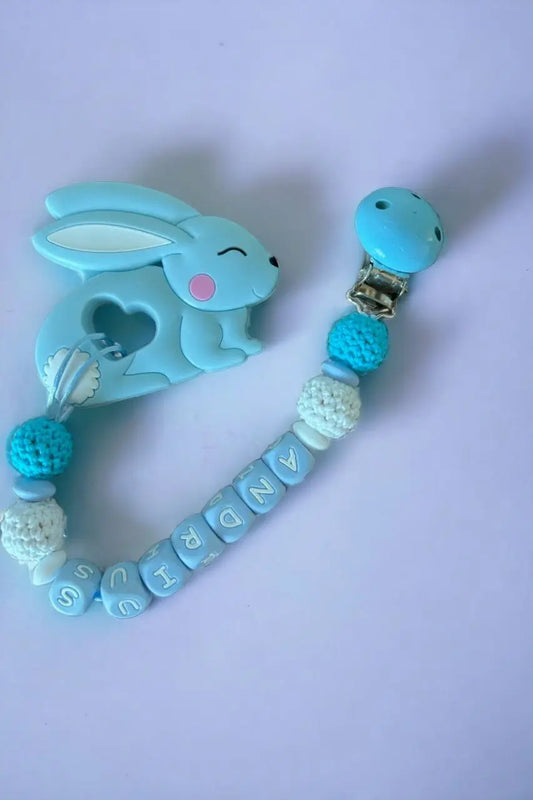 Vardinis Čiulptuko laikiklis su kramtuku - Vardinis - Gimtadienis, Kalėdos ir Naujieji metai, Kramtukai, Kūdikiams, Kūdikis, Not-on-sale, Vardas - Čiulptuko laikiklis su kramtuku. Silikoninis kramtukas – puikus žaislas kūdikiui, kuris ne tik užima mažylį,