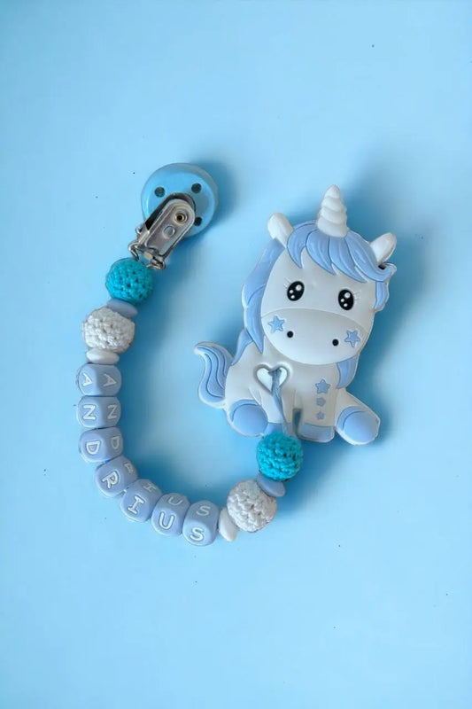 Vardinis Čiulptuko laikiklis su kramtuku - Vardinis - Gimtadienis, Kalėdos ir Naujieji metai, Kramtukai, Kūdikiams, Kūdikis, Not-on-sale, Vardas - Čiulptuko laikiklis su kramtuku. Silikoninis kramtukas – puikus žaislas kūdikiui, kuris ne tik užima mažylį,