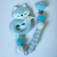 Vardinis Čiulptuko laikiklis su kramtuku - Vardinis - Gimtadienis, Kalėdos ir Naujieji metai, Kramtukai, Kūdikiams, Kūdikis, Not-on-sale, Vardas - Čiulptuko laikiklis su kramtuku. Silikoninis kramtukas – puikus žaislas kūdikiui, kuris ne tik užima mažylį,