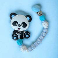 Vardinis Čiulptuko laikiklis su kramtuku - Vardinis - Gimtadienis, Kalėdos ir Naujieji metai, Kramtukai, Kūdikiams, Kūdikis, Not-on-sale, Vardas - Čiulptuko laikiklis su kramtuku. Silikoninis kramtukas – puikus žaislas kūdikiui, kuris ne tik užima mažylį,