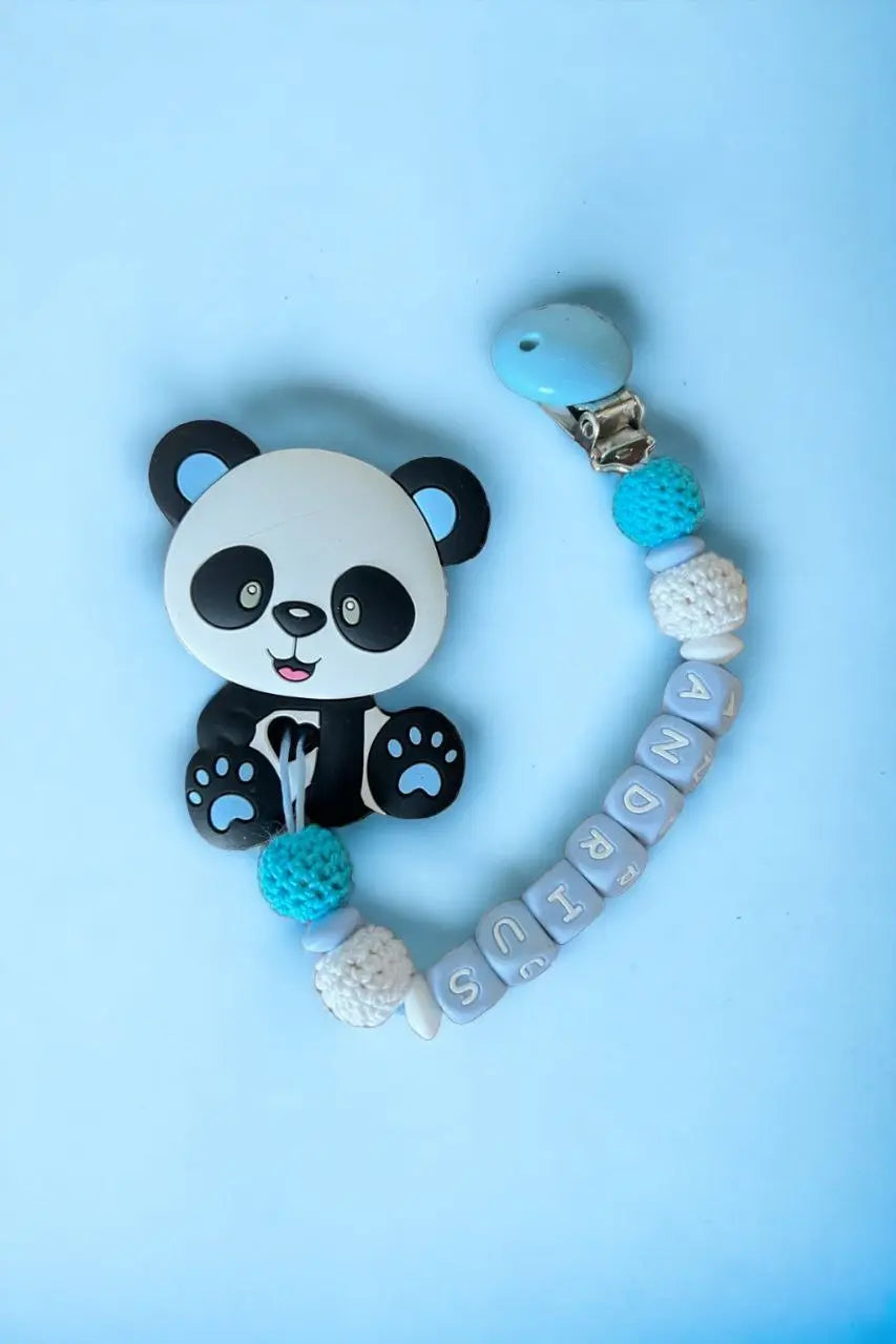 Vardinis Čiulptuko laikiklis su kramtuku - Vardinis - Gimtadienis, Kalėdos ir Naujieji metai, Kramtukai, Kūdikiams, Kūdikis, Not-on-sale, Vardas - Čiulptuko laikiklis su kramtuku. Silikoninis kramtukas – puikus žaislas kūdikiui, kuris ne tik užima mažylį,