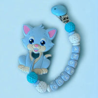 Vardinis Čiulptuko laikiklis su kramtuku - Vardinis - Gimtadienis, Kalėdos ir Naujieji metai, Kramtukai, Kūdikiams, Kūdikis, Not-on-sale, Vardas - Čiulptuko laikiklis su kramtuku. Silikoninis kramtukas – puikus žaislas kūdikiui, kuris ne tik užima mažylį,