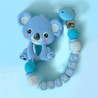 Vardinis Čiulptuko laikiklis su kramtuku - Vardinis - Gimtadienis, Kalėdos ir Naujieji metai, Kramtukai, Kūdikiams, Kūdikis, Not-on-sale, Vardas - Čiulptuko laikiklis su kramtuku. Silikoninis kramtukas – puikus žaislas kūdikiui, kuris ne tik užima mažylį,