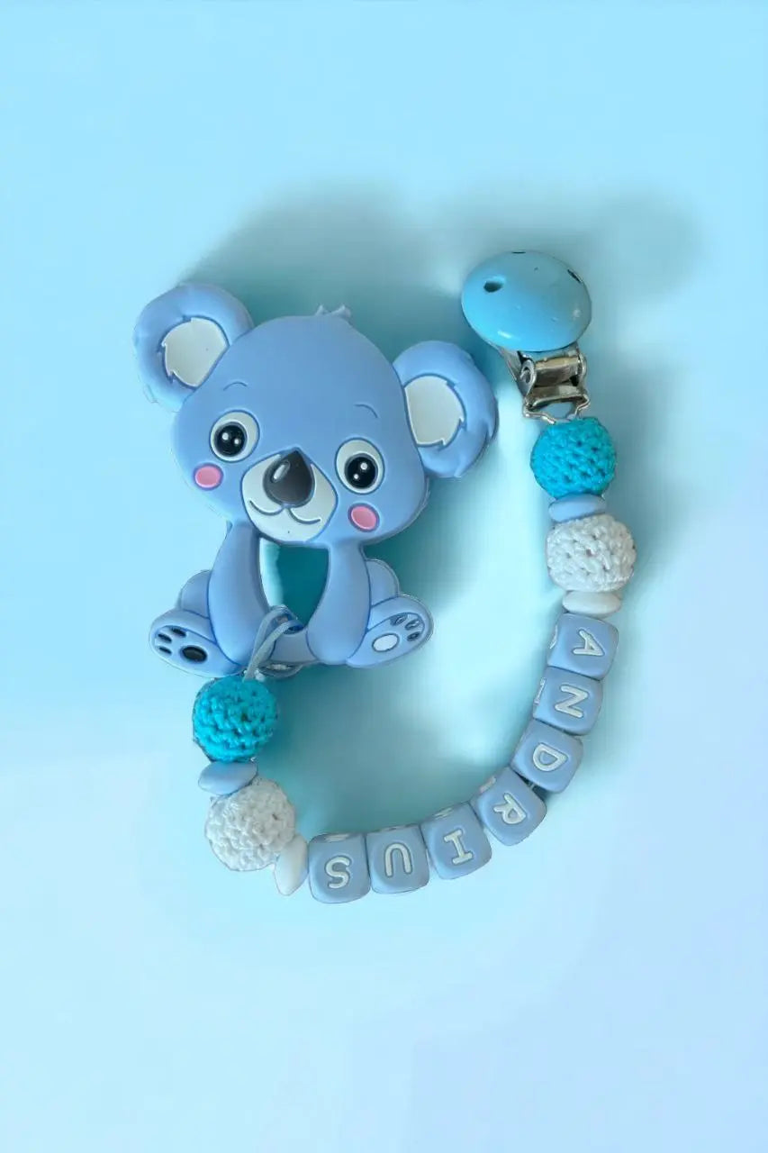 Vardinis Čiulptuko laikiklis su kramtuku - Vardinis - Gimtadienis, Kalėdos ir Naujieji metai, Kramtukai, Kūdikiams, Kūdikis, Not-on-sale, Vardas - Čiulptuko laikiklis su kramtuku. Silikoninis kramtukas – puikus žaislas kūdikiui, kuris ne tik užima mažylį,