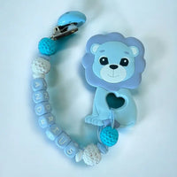 Vardinis Čiulptuko laikiklis su kramtuku - Vardinis - Gimtadienis, Kalėdos ir Naujieji metai, Kramtukai, Kūdikiams, Kūdikis, Not-on-sale, Vardas - Čiulptuko laikiklis su kramtuku. Silikoninis kramtukas – puikus žaislas kūdikiui, kuris ne tik užima mažylį,