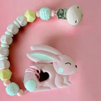 Vardinis Čiulptuko laikiklis su kramtuku - Vardinis - Gimtadienis, Kalėdos ir Naujieji metai, Kramtukai, Kūdikiams, Kūdikis, Not-on-sale, Vardas - Čiulptuko laikiklis su kramtuku. Silikoninis kramtukas – puikus žaislas kūdikiui, kuris ne tik užima mažylį,