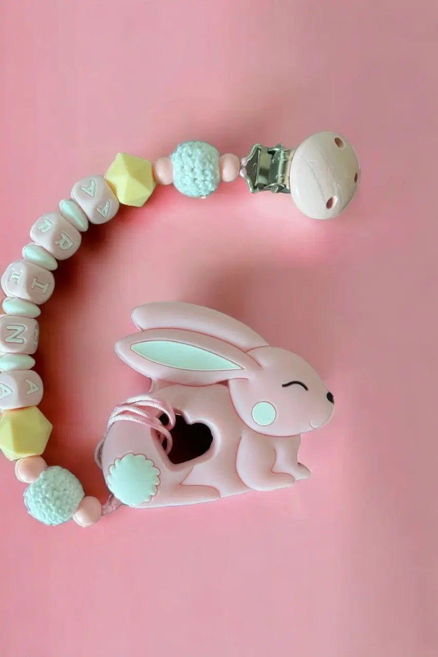 Vardinis Čiulptuko laikiklis su kramtuku - Vardinis - Gimtadienis, Kalėdos ir Naujieji metai, Kramtukai, Kūdikiams, Kūdikis, Not-on-sale, Vardas - Čiulptuko laikiklis su kramtuku. Silikoninis kramtukas – puikus žaislas kūdikiui, kuris ne tik užima mažylį,