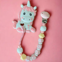 Vardinis Čiulptuko laikiklis su kramtuku - Vardinis - Gimtadienis, Kalėdos ir Naujieji metai, Kramtukai, Kūdikiams, Kūdikis, Not-on-sale, Vardas - Čiulptuko laikiklis su kramtuku. Silikoninis kramtukas – puikus žaislas kūdikiui, kuris ne tik užima mažylį,