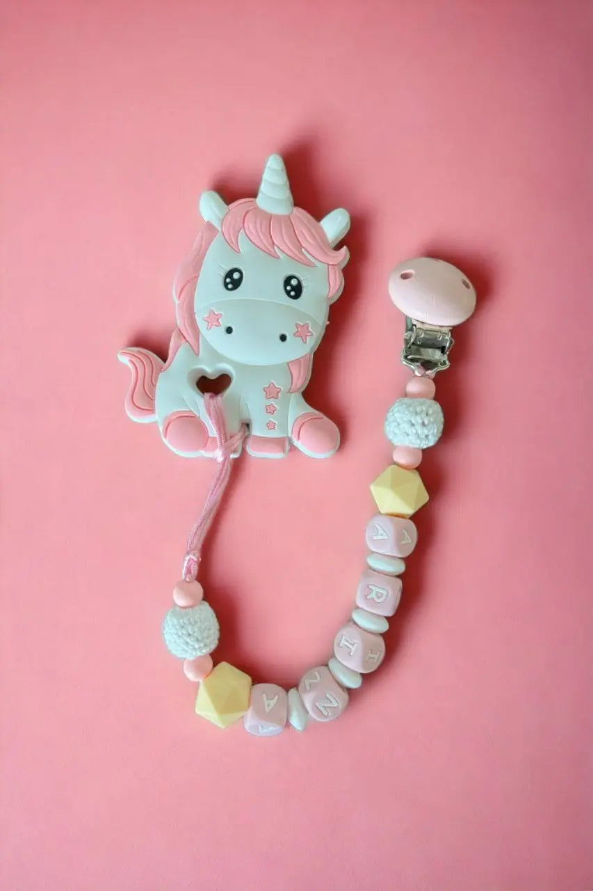 Vardinis Čiulptuko laikiklis su kramtuku - Vardinis - Gimtadienis, Kalėdos ir Naujieji metai, Kramtukai, Kūdikiams, Kūdikis, Not-on-sale, Vardas - Čiulptuko laikiklis su kramtuku. Silikoninis kramtukas – puikus žaislas kūdikiui, kuris ne tik užima mažylį,