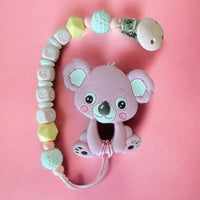 Vardinis Čiulptuko laikiklis su kramtuku - Vardinis - Gimtadienis, Kalėdos ir Naujieji metai, Kramtukai, Kūdikiams, Kūdikis, Not-on-sale, Vardas - Čiulptuko laikiklis su kramtuku. Silikoninis kramtukas – puikus žaislas kūdikiui, kuris ne tik užima mažylį,