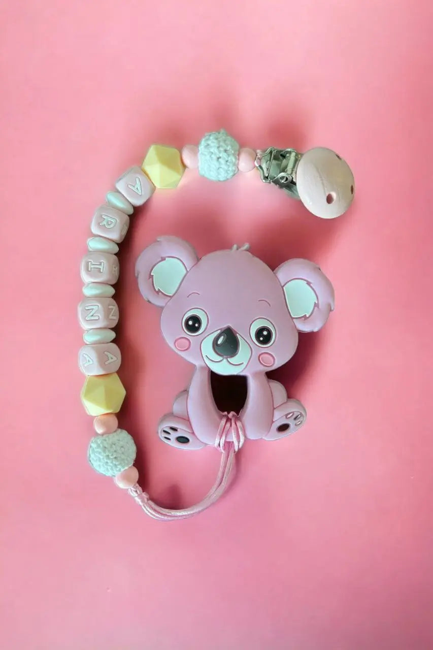 Vardinis Čiulptuko laikiklis su kramtuku - Vardinis - Gimtadienis, Kalėdos ir Naujieji metai, Kramtukai, Kūdikiams, Kūdikis, Not-on-sale, Vardas - Čiulptuko laikiklis su kramtuku. Silikoninis kramtukas – puikus žaislas kūdikiui, kuris ne tik užima mažylį,