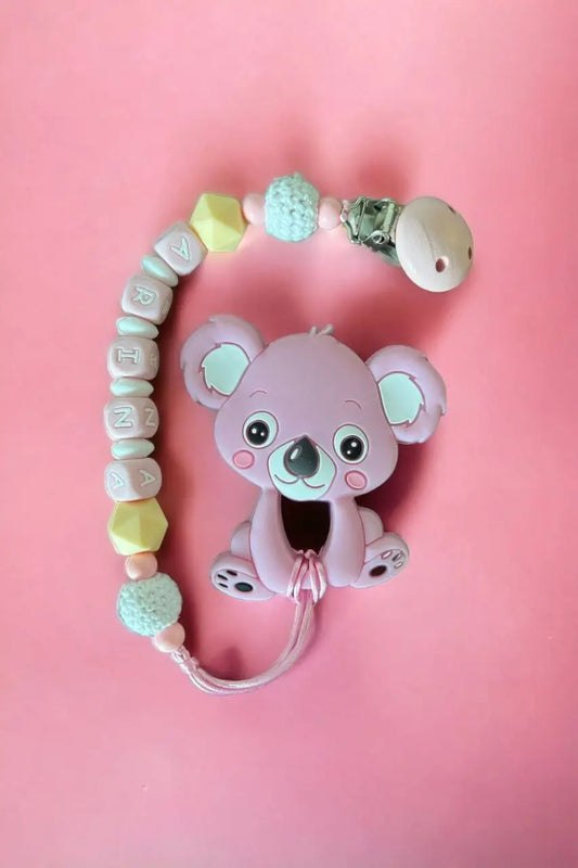 Vardinis Čiulptuko laikiklis su kramtuku - Vardinis - Gimtadienis, Kalėdos ir Naujieji metai, Kramtukai, Kūdikiams, Kūdikis, Not-on-sale, Vardas - Čiulptuko laikiklis su kramtuku. Silikoninis kramtukas – puikus žaislas kūdikiui, kuris ne tik užima mažylį,