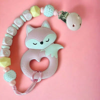 Vardinis Čiulptuko laikiklis su kramtuku - Vardinis - Gimtadienis, Kalėdos ir Naujieji metai, Kramtukai, Kūdikiams, Kūdikis, Not-on-sale, Vardas - Čiulptuko laikiklis su kramtuku. Silikoninis kramtukas – puikus žaislas kūdikiui, kuris ne tik užima mažylį,