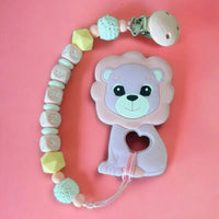 Vardinis Čiulptuko laikiklis su kramtuku - Vardinis - Gimtadienis, Kalėdos ir Naujieji metai, Kramtukai, Kūdikiams, Kūdikis, Not-on-sale, Vardas - Čiulptuko laikiklis su kramtuku. Silikoninis kramtukas – puikus žaislas kūdikiui, kuris ne tik užima mažylį,