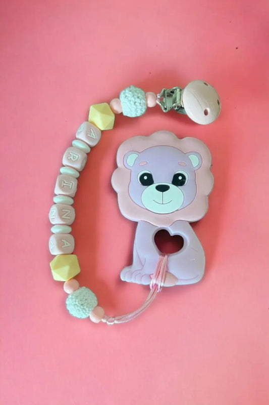 Vardinis Čiulptuko laikiklis su kramtuku - Vardinis - Gimtadienis, Kalėdos ir Naujieji metai, Kramtukai, Kūdikiams, Kūdikis, Not-on-sale, Vardas - Čiulptuko laikiklis su kramtuku. Silikoninis kramtukas – puikus žaislas kūdikiui, kuris ne tik užima mažylį,