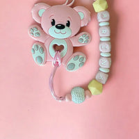 Vardinis Čiulptuko laikiklis su kramtuku - Vardinis - Gimtadienis, Kalėdos ir Naujieji metai, Kramtukai, Kūdikiams, Kūdikis, Not-on-sale, Vardas - Čiulptuko laikiklis su kramtuku. Silikoninis kramtukas – puikus žaislas kūdikiui, kuris ne tik užima mažylį,